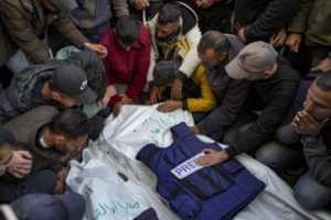 Al menos 28 muertos en Gaza, incluidos cinco periodistas y una bebé, según el ministerio de Salud