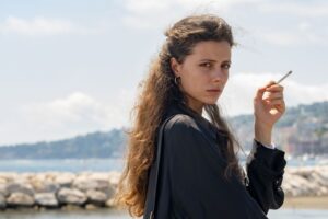 Parthenope (2024) crítica: quiere ser una epopeya más grande que la vida, pero su reflexión sobre la belleza queda muy lejos del mejor Paolo Sorrentino