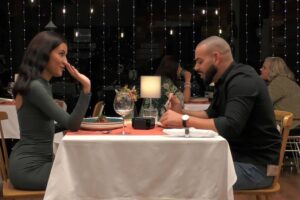 La tensión entre dos solteros de 'First Dates' al hablar de pagar la cuenta. "Tengo cinco sociedades para salir de pobre"