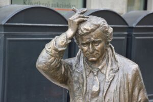 El detective Colombo tiene una estatua en Budapest por una leyenda urbana, pero el mayor misterio está detrás suyo. Un caso que ni siquiera el mítico personaje de Peter Falk sería capaz de resolver