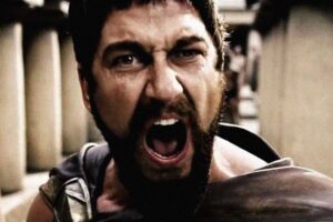 "Fue una locura. Te dabas la vuelta y alguien tenía una lanza en el ojo". Gerard Butler revela que cada día del rodaje de '300' se lesionaba un actor