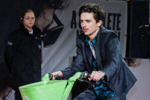 Timothée Chalamet, multado en Londres por dejar mal aparcada una bici mientras buscaba dar titulares de manera desesperada