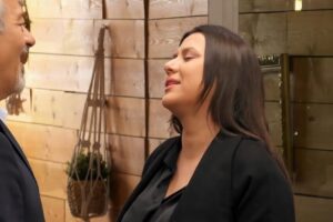 'First Dates', una soltera colombiana se cabrea con Carlos Sobera por un comentario. "¿Puedo golpear al presentador?"