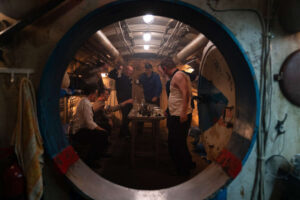 Whiskey on the Rocks (2024) Crítica. Una desenfada sátira bélica en Disney plus