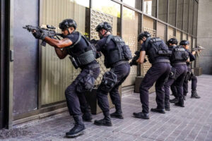 "Se ha llamado temporada final a las últimas 3 o 4". El creador de 'SWAT' asegura que no tiene nada claro que la serie policíaca vaya a renovar