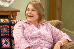 Roseanne Barr, tras ser expulsada de su propia serie, tiene una nueva idea sobre una granjera que protege a los Estados Unidos de China usando "pistolas y la Biblia"