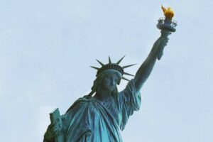 El milagro de 'The Brutalist' no es su duración ni el trabajo de Adrien Brody, sino su capacidad de crear un biopic totalmente ficticio sin ninguna base real