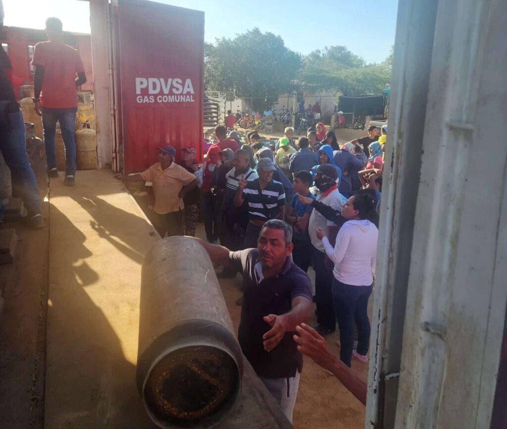 1800 familias llenaron sus "bombonas" en Los Puertos de Altagracia