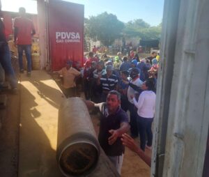 1800 familias llenaron sus "bombonas" en Los Puertos de Altagracia