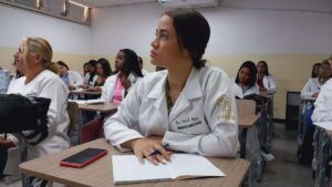 43 nuevos médicos reforzarán atención rural y urbana en La Guaira