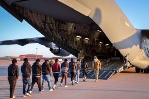 Arriban a Ecuador primeros deportados de Trump