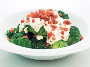 Brócoli con salsa de vegetales y tocineta