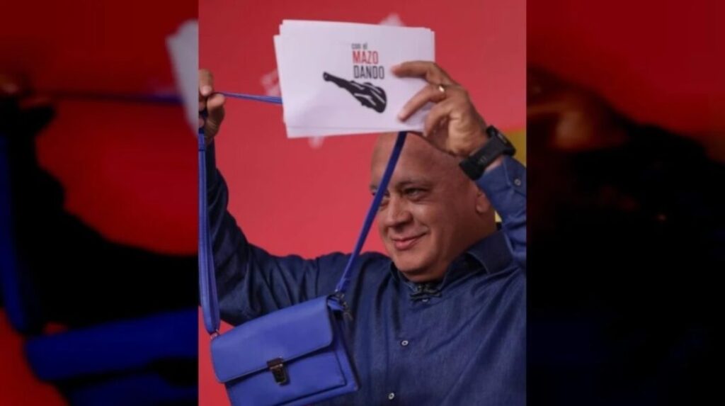 Diosdado Cabello mostró la carterita azul de María Corina Machado