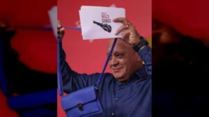 Diosdado Cabello mostró la carterita azul de María Corina Machado