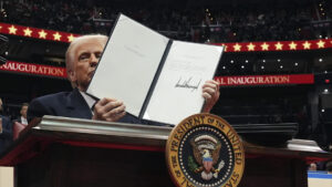 Trump firma de decenas de órdenes ejecutivas en su primer día