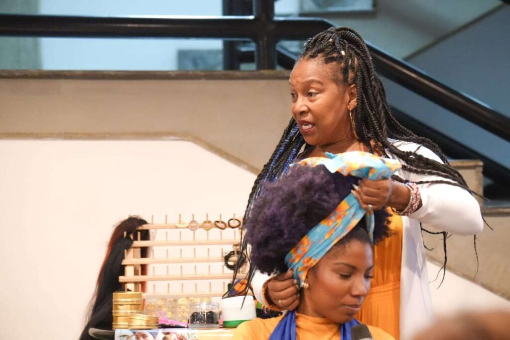 El turbante formó parte de la imagen de Piedad Córdoba como símbolo de su cultura afrocolombiana