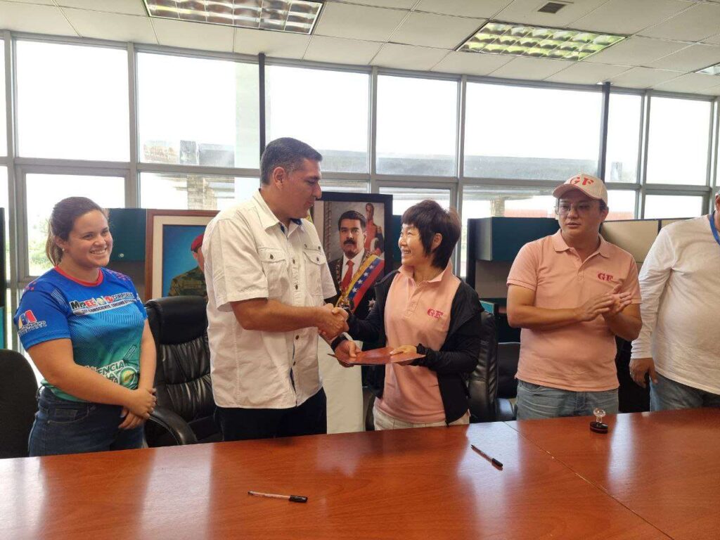 Firman convenio para instalación de granja fotovoltaica de Mérida
