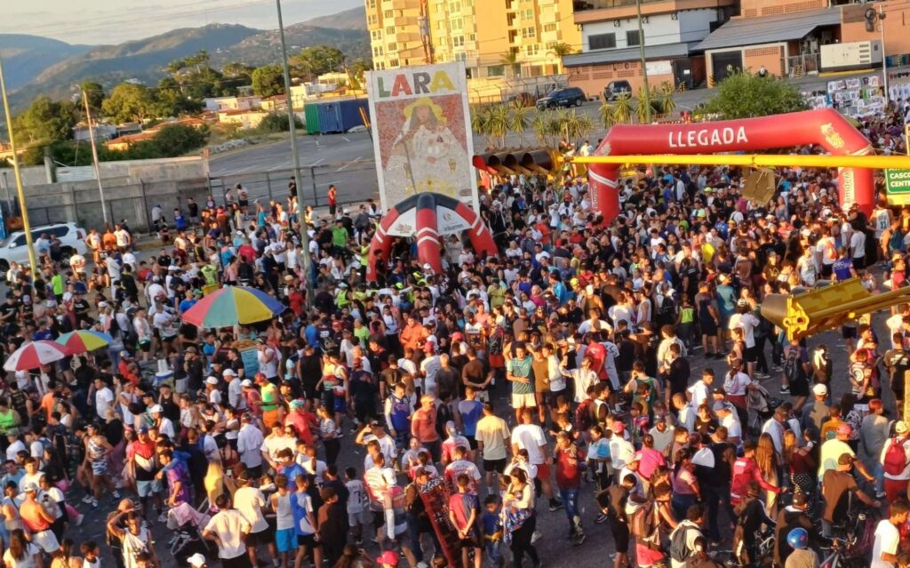 Larenses iniciaron programación mariana corriendo en familia