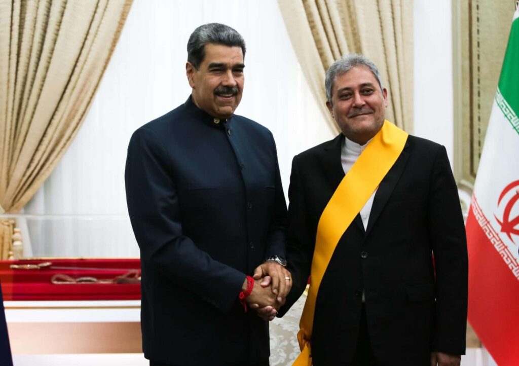 Maduro condecora a embajadores de países aliados