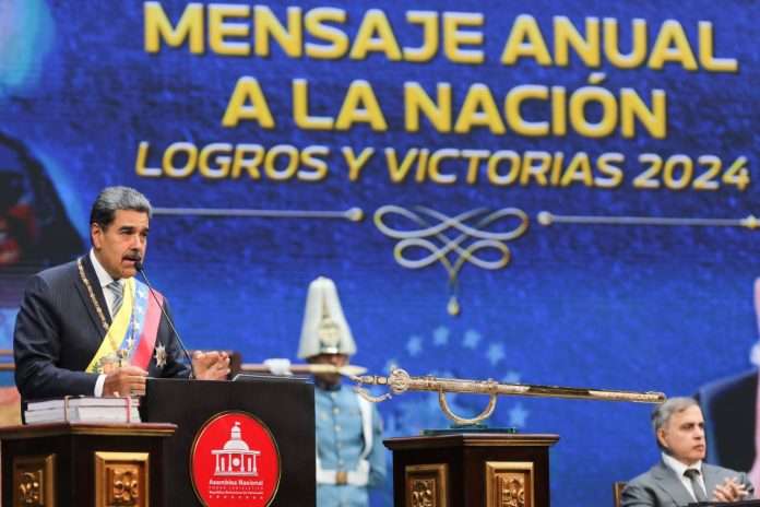 Maduro firma decreto que crea comisión para reforma de la Constitución