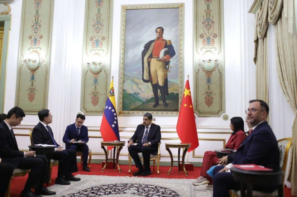 Maduro recibe en Miraflores a enviado especial de Xi Jinping