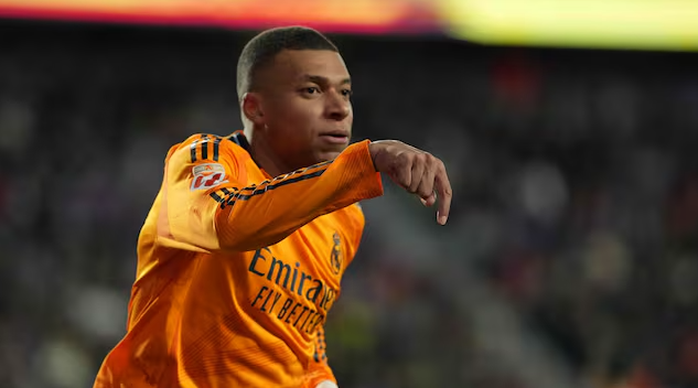 Real Madrid sigue líder Mbappé con trío de goles liquidó al Valladolid