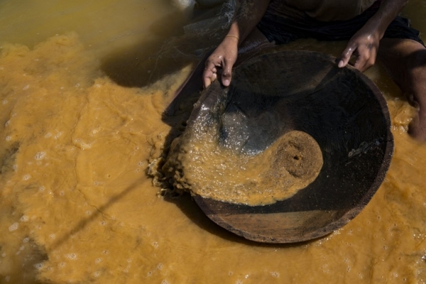 Minería ilegal sigue avanzando en la tierra de los yanomamis de Brasil