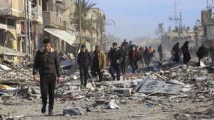 Palestinos regresan a Gaza y reciben ayuda humanitaria tras cese al fuego