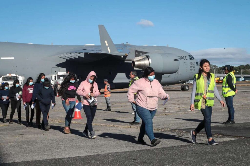 Petro prohíbe entrada de aviones estadounidenses con migrantes a Colombia