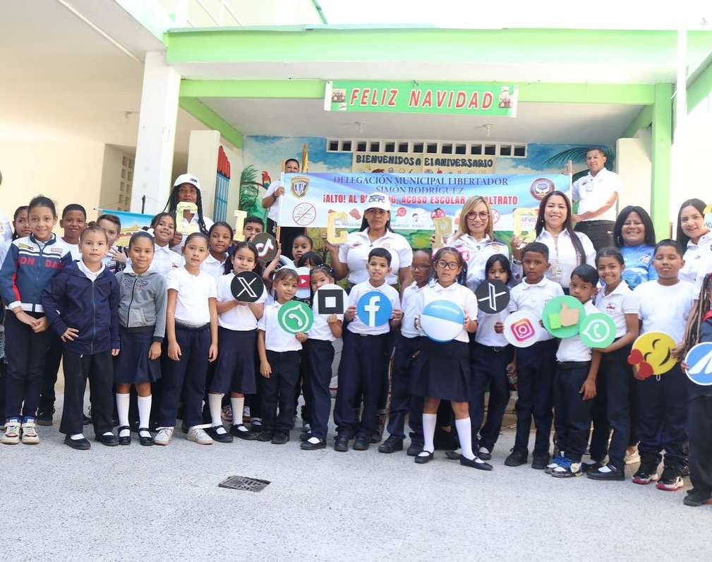 Piden supervisar uso de las redes sociales