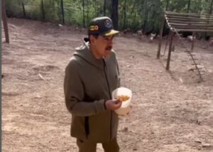 Presidente Maduro incentiva producción local desde su propio gallinero