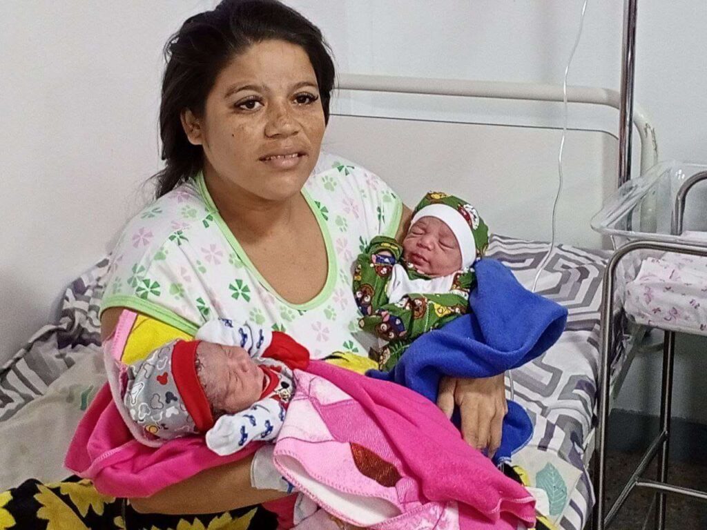 Primeros gemelos venezolanos de 2025 nacieron en La Guaira
