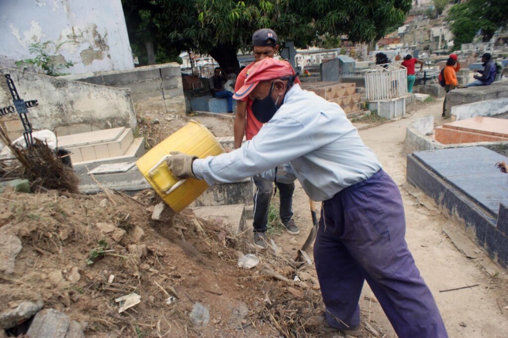 Profanan tumba y meten otro cuerpo