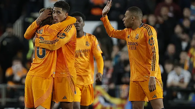 Real Madrid remontó al Valencia y se pone líder