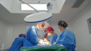 Realizan con éxito cirugía de colostomía en Materno Infantil de Macuto