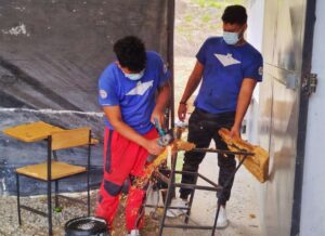 Recuperan y construyen 5.000 pupitres en la Universidad Rómulo Gallegos