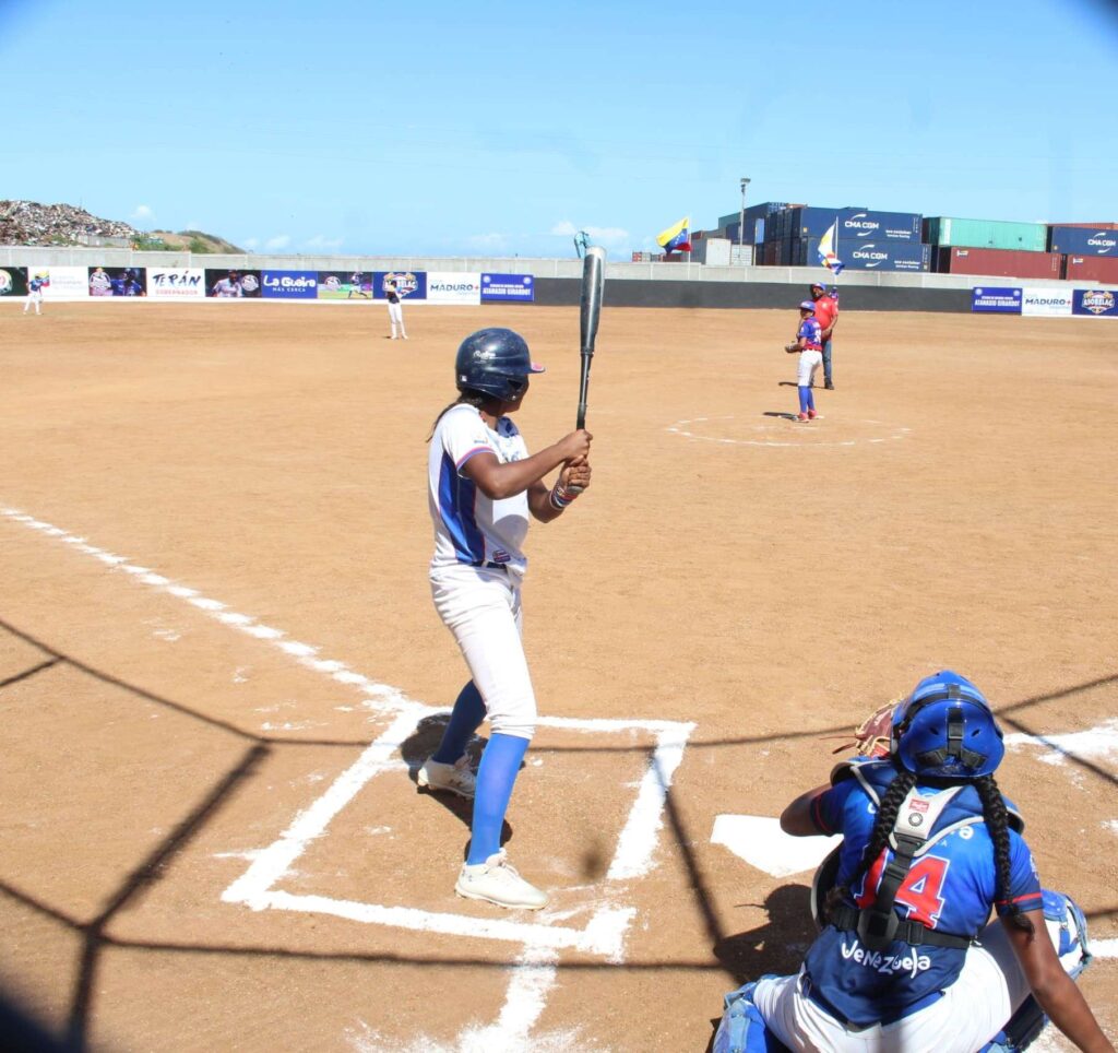 Rehabilitan estadio de beisbol en La Guaira