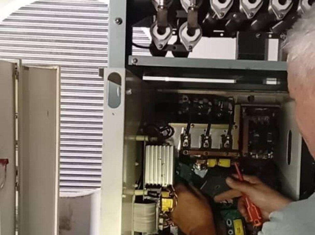 Reparan y modernizan ascensores de la Universidad Bolivariana