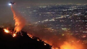 Suben a 10 los muertos por incontrolables incendios en Los Ángeles