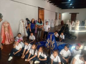 Trujillo preserva colección de más de 300 vestidos de la Virgen de la Paz