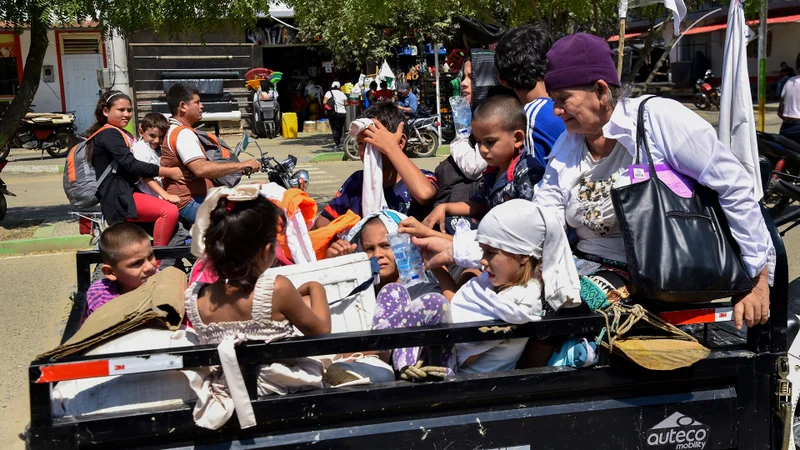 Venezuela despliega ayuda humanitaria para atender a colombianos desplazados