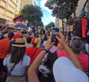 Videos en redes desmienten supuesto acoso policial a María Corina Machado