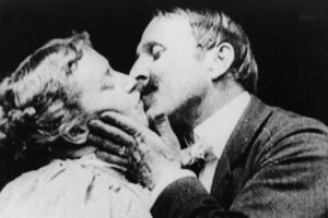 El primer beso de la historia del cine se consideró tan obsceno que la iglesia, la policía y el público quisieron censurarlo a toda costa