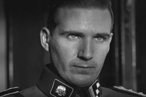 "Tuve que pagar un precio por este papel". La traumática transformación de Ralph Fiennes en uno de los grandes villanos de la historia continúa siendo escalofriante