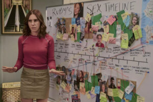 Esta sitcom tiene true crime, romances fallidos, chistes de cine de terror y mucho carisma