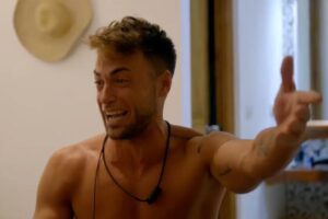 'La isla de las tentaciones 8'. Quién es Montoya y a qué se dedicaba antes de partirse la camisa y ser la estrella de los memes en el reality de Telecinco