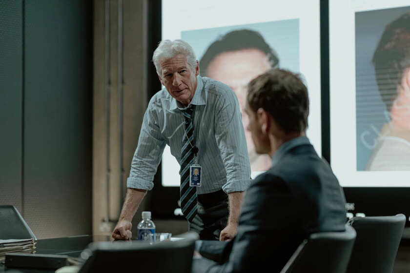 Acaba de estrenarse uno de los thrillers de espías más ambiciosos de 2025. Tiene a Richard Gere y Michael Fassbender y ya está renovado por una temporada 2