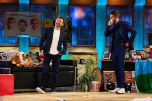 José Mota da un giro a 'La revuelta' y obliga a David Broncano a responder sus preguntas comprometidas. "En el camerino tengo 100 euros en billetes"