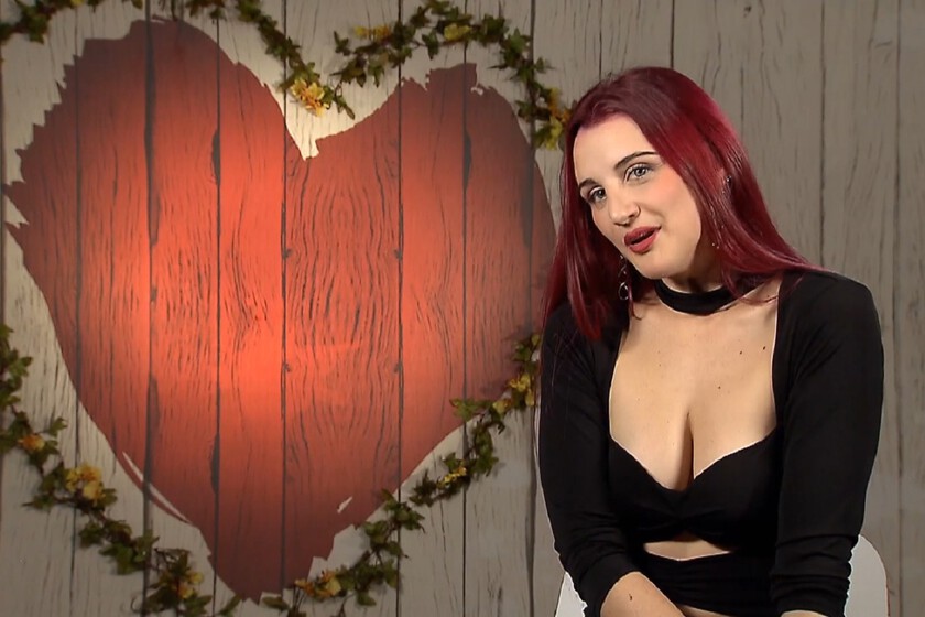 'First Dates', una soltera italiana sorprende a su cita con un juguete BDSM. "El pelo me echa para atrás, pero se puede cortar"