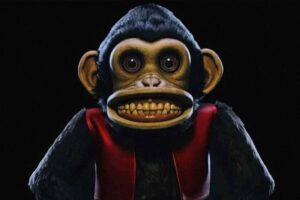 ‘The Monkey’ es de las mejores adaptaciones de Stephen King. El director de ‘Longlegs’ se supera con una salvaje fiesta de humor cabrón y gore explosivo